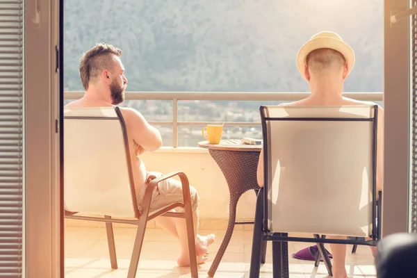 Dos Hombres Tomando Café Balcón —  Fotos de Stock