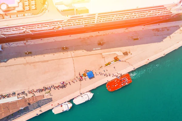 在码头和一排人登上一条船的大邮轮鸟瞰 — 图库照片
