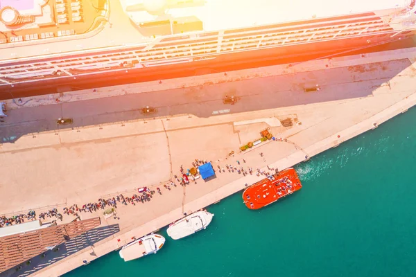 Vista Aérea Grande Navio Cruzeiro Cais Uma Linha Pessoas Bordo — Fotografia de Stock