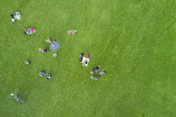 夏日公园野餐中的人们鸟瞰图 — 图库照片