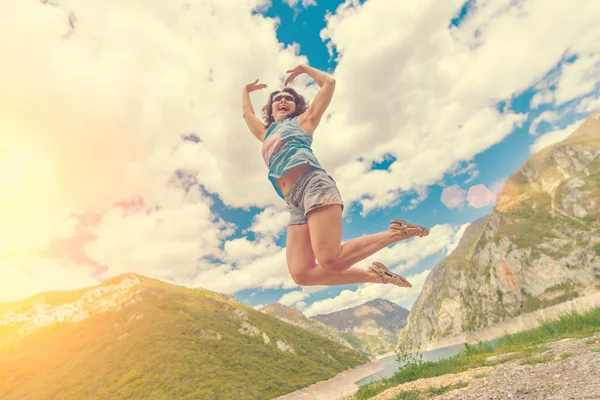 Glückliche Brünette Frau Mit Sonnenbrille Springt Die Berge — Stockfoto