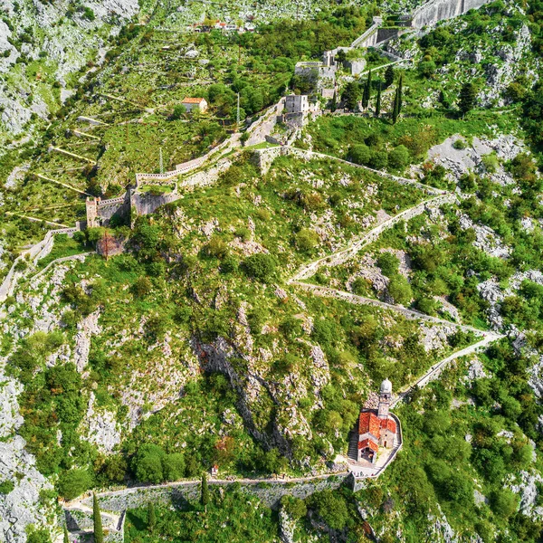 Eski Kilise Merdiven Dağlarda Üstten Görünüm — Stok fotoğraf