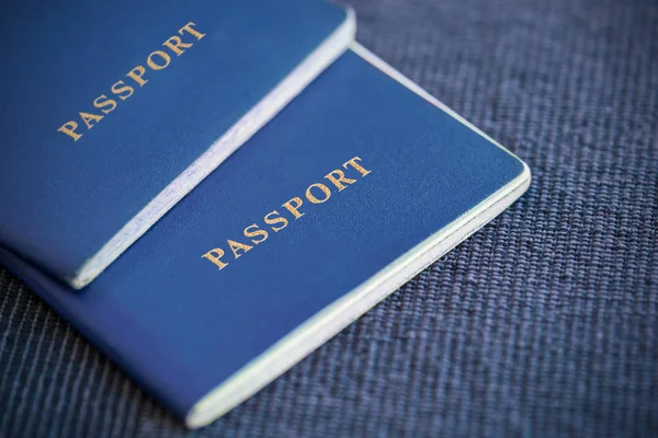 Δύο Μπλε Διαβατήρια Φόντο Μπλε Κλωστοϋφαντουργικών Προϊόντων — Φωτογραφία Αρχείου