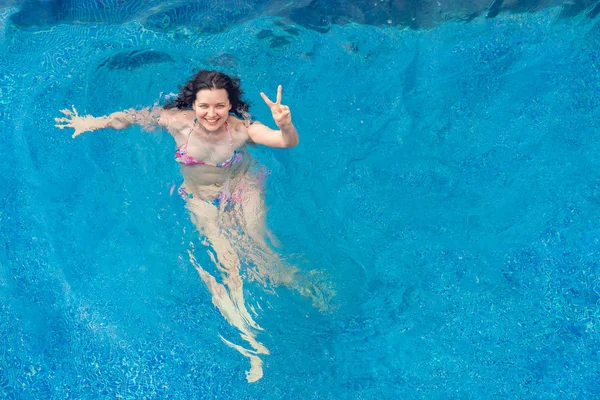 Zafer Jest Gösteren Havuzda Mutlu Esmer Kadın — Stok fotoğraf