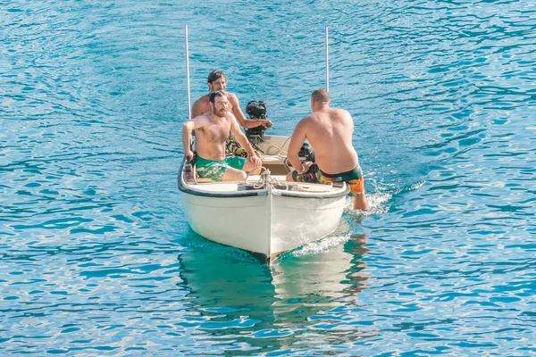 Herceg Novi Montenegro Mei 2017 Drie Mannen Varen Een Motorboot — Stockfoto