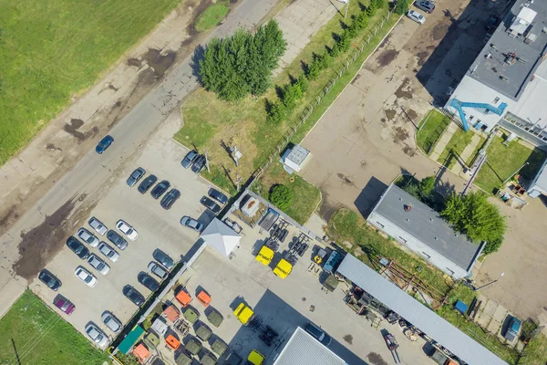 有停车场的工业建筑的顶部视图 — 图库照片