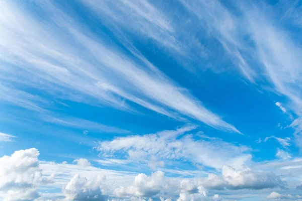 Vederlicht Witte Wolken Blauwe Hemel Achtergrond — Stockfoto