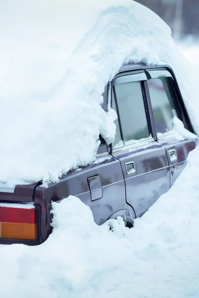 雪の吹き溜まりに古い赤い車 — ストック写真