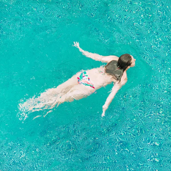 Havuzda Mayo Giymiş Bir Kadın Yüzüyor — Stok fotoğraf