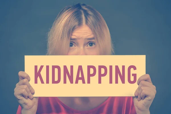 Испуганная Блондинка Подросток Красной Блузке Плакатом Надписью Kidnepping Toned — стоковое фото