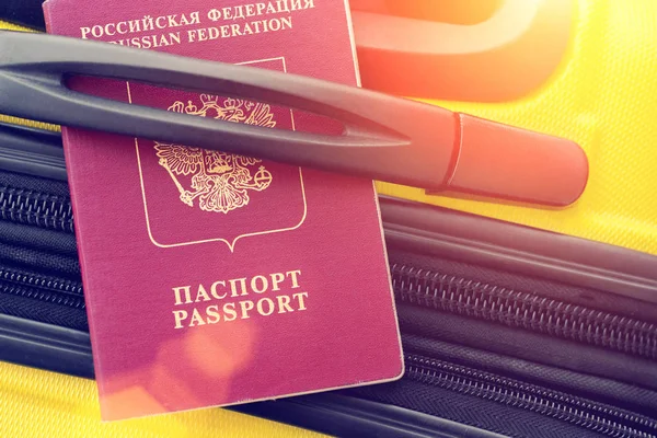 Paszport Rosyjski Pod Uchwyt Żółta Walizka Słońcu Stonowanych — Zdjęcie stockowe