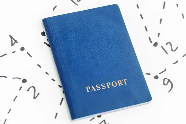 Μπλε Διαβατήριο Φόντο Λευκό Φύλλο Μια Διαδρομή Που Σύρονται Από — Φωτογραφία Αρχείου