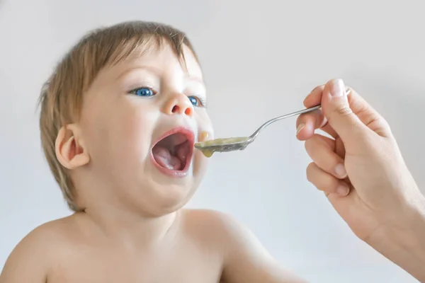 Mãe Alimenta Bebê Por Colher — Fotografia de Stock