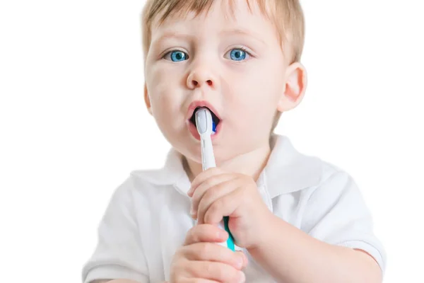 Lindo Niño Rubio Ojos Azules Una Camisa Polo Blanca Cepillándose — Foto de Stock