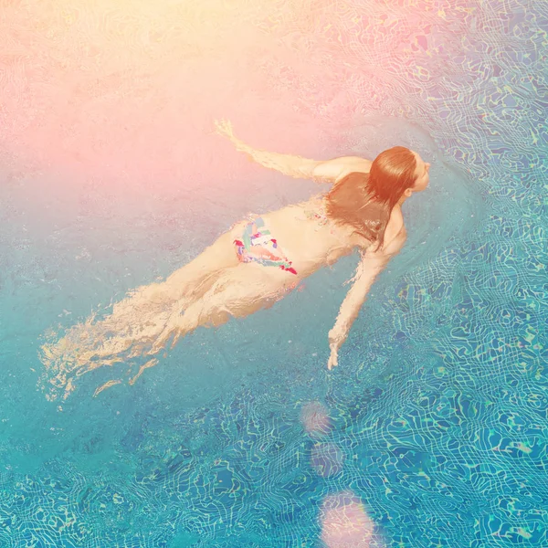 Mujer Nadando Piscina Bajo Sol —  Fotos de Stock