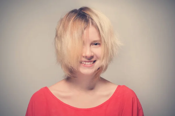 Blond Meisje Tiener Lachen Een Rode Blouse Toned — Stockfoto