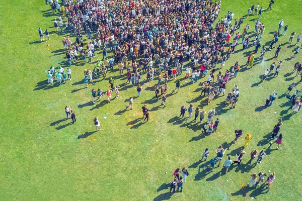 Vista Desde Dron Gente Están Manchados Pinturas Coloridas Holi —  Fotos de Stock