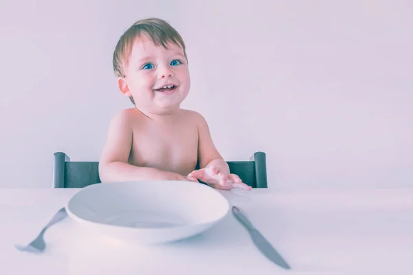Masadan Bir Boş Beyaz Tabak Çatal Bıçak Ile Sevimli Küçük — Stok fotoğraf