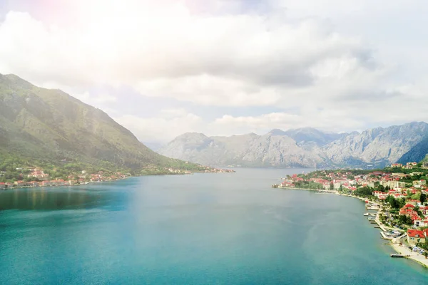 Hava deniz ve dağların yakınında güzel bir şehir görünümünü