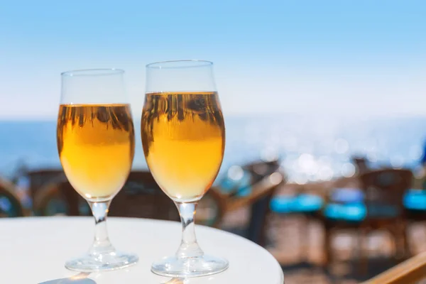 Dois Copos Com Cerveja Uma Mesa Redonda — Fotografia de Stock