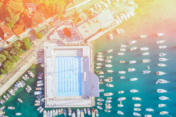 Luchtfoto Van Jachthaven Een Prachtig Buitenzwembad Het Zonlicht — Stockfoto