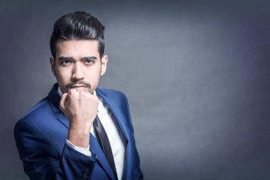 Mavi elbiseli dalgın genç çekici adam. Tonda