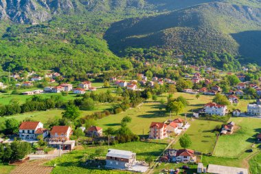 Dağlarda şehrin üstten görünüm