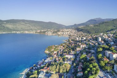 Deniz kenarında güzel bir şehir, üstten görünüm