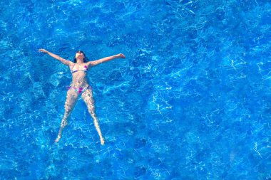 Kadın bikini ve suda yalan güneş gözlüğü