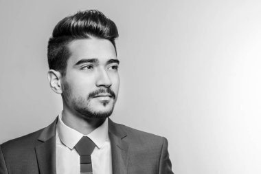 Elbiseli Genç çekici adam. Tonda