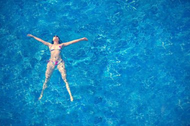 Kadın bikini ve suda yalan güneş gözlüğü