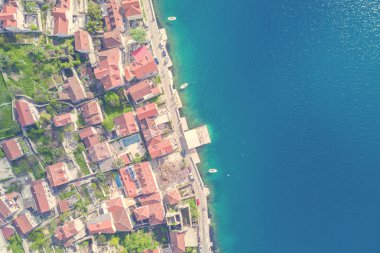 Güzel bir şehir deniz kenarında kırmızı çatılar ile üstten görünüm