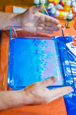 Ebru tekniğinde Çizim oluşturma işlemi