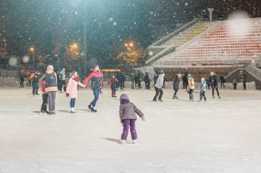 Kazan, Rusya, 22 Ocak, 2017: buz pateni pisti akşamları insanlar