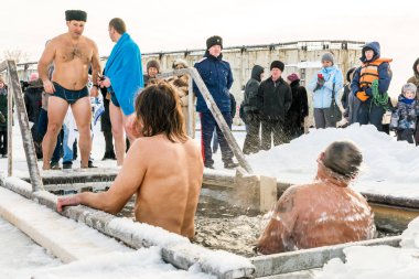 Kazan, Rusya, 28 Ocak 2017: İnsanlar dalış Epifani Bayramı bir buz deliğe