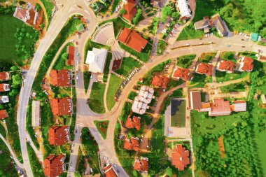 Küçük Avrupa şehri en iyi açıdan. Kiremitli çatıları ile evler