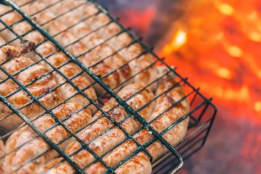 Sosis ızgara yakın çekim 