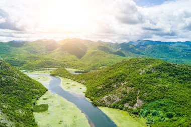 Yeşil algler Dağları ile kaplı bir nehrin üstten görünüm