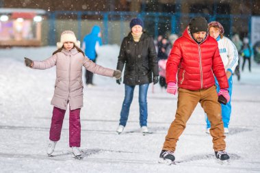 Kazan, Rusya, 22 Ocak, 2017: buz pateni pisti akşamları insanlar