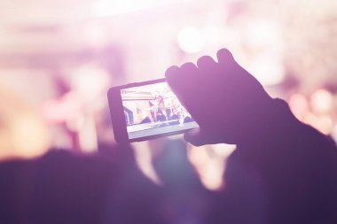Bir gece kulübünde smartphone dizide adam kaldırır