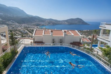 Çatı katındaki havuzda insanlar yüzüyor