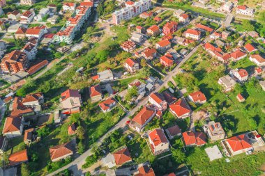 En iyi bir şehir manzaralı evlerin kırmızı kiremitli çatılar 