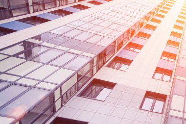 Güneş ışığı altında cam cephe ile modern gökdelen