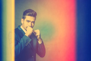 Çekici genç bir mavi takımı ayakta mücadele bir duruş. Tonda