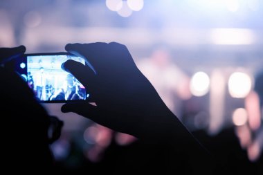 Bir gece kulübünde smartphone dizide adam kaldırır