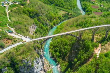 Taşıma Köprü Nehri dağlarda, üstten görünüm