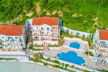 Bir yüzme havuzu ile evlerin üstten görünüm