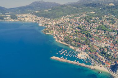 Bir marina ile güzel şehrin üstten görünüm