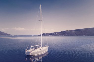 Denizde güzel beyaz bir yat