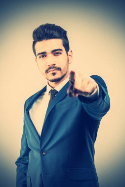 Bir parmak ileri gösterilen mavi elbiseli Genç çekici adam. Tonda